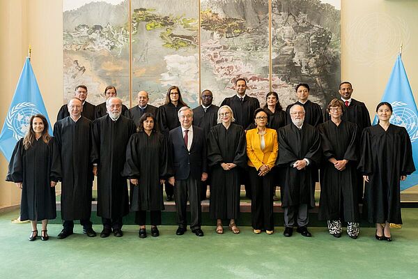 (Photo officielle des juges du TANU et du TCNU avec le Secrétaire général de l'ONU)